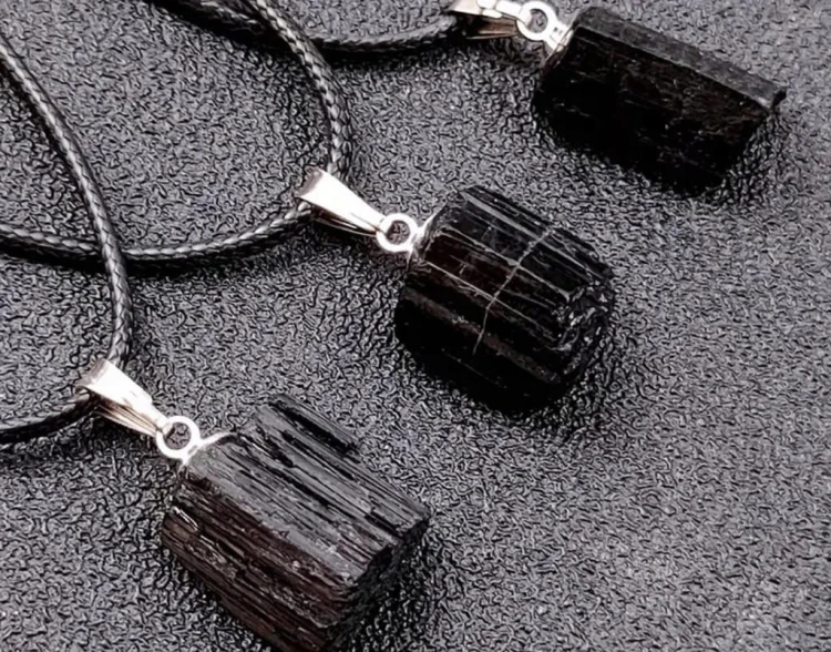 Naszyjnik z naturalnym turmalinem na rzemyku – 45 cm