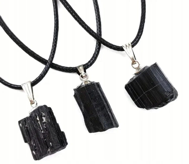 Naszyjnik z naturalnym turmalinem na rzemyku – 45 cm